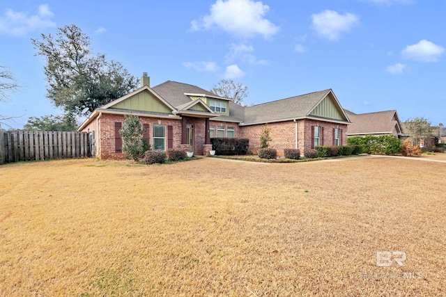 craftsman house featuring a front lawn