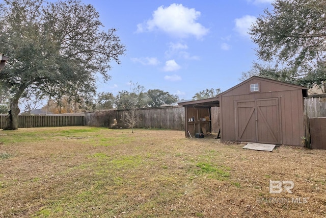 view of yard with a storage unit