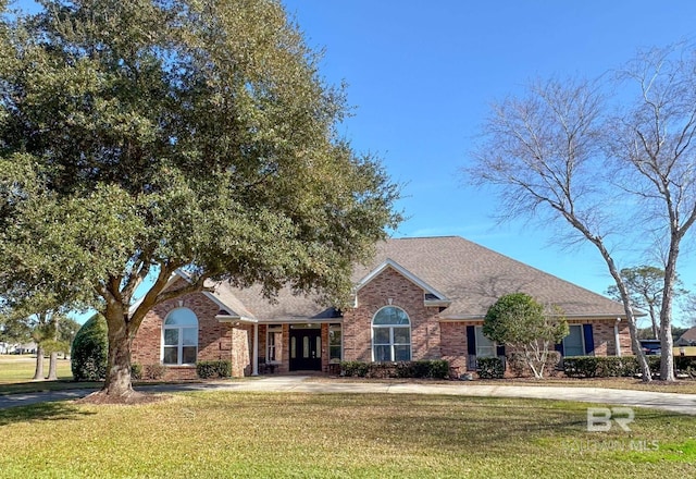 view of front of house featuring a front lawn