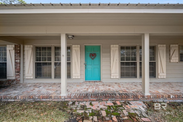 property entrance featuring a porch