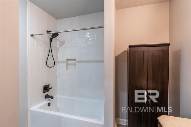 bathroom featuring tiled shower / bath