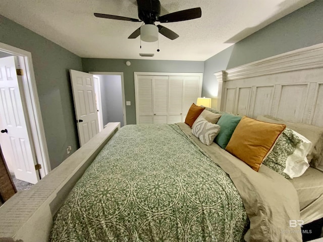 bedroom featuring a closet, ceiling fan, and a textured ceiling