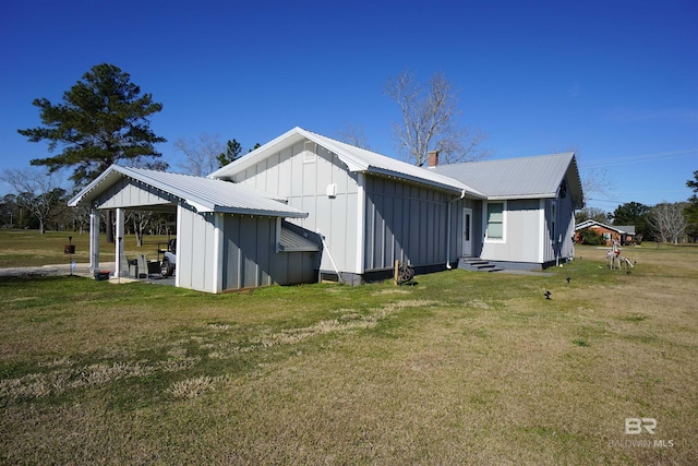 view of side of property featuring a yard