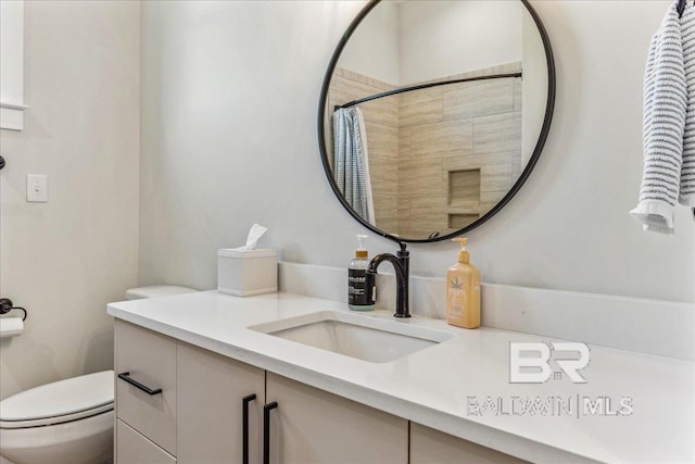 full bathroom featuring a shower with curtain, toilet, and vanity