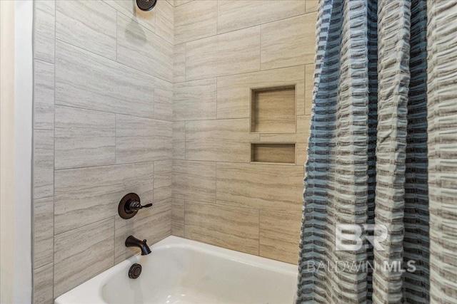 full bath with shower / tub combo with curtain