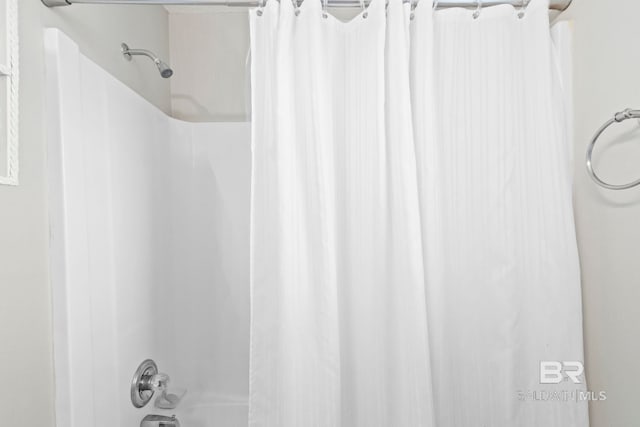 bathroom with shower / bath combo