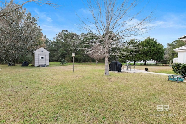 view of yard featuring a shed