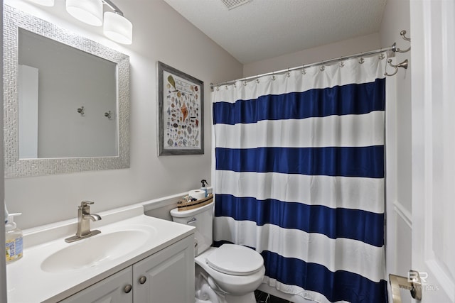 full bathroom featuring toilet, a shower with shower curtain, vanity, and a textured ceiling