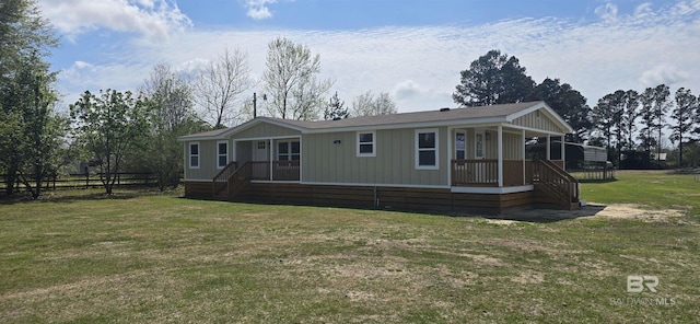 view of front of property featuring fence and a front lawn