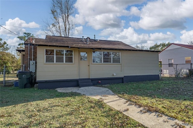 view of front of property with a front yard