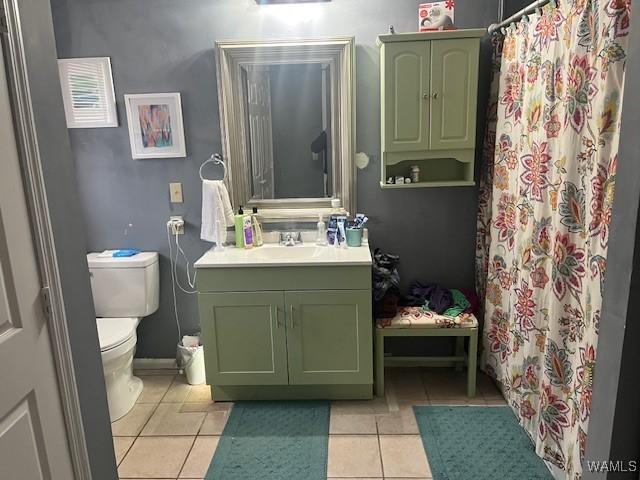 full bathroom featuring tile patterned flooring, curtained shower, toilet, and vanity