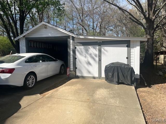 view of detached garage
