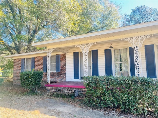 single story home featuring a porch