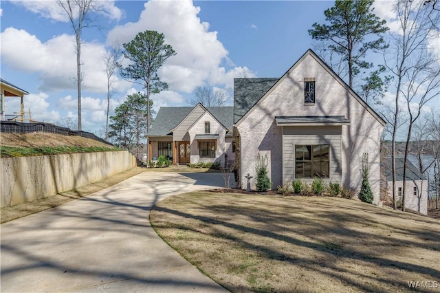 view of front of property with driveway