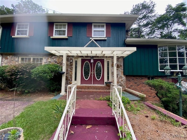 924 12th St SW, Fayette, AL 35555 - view of front of house with stone siding and board and batten siding