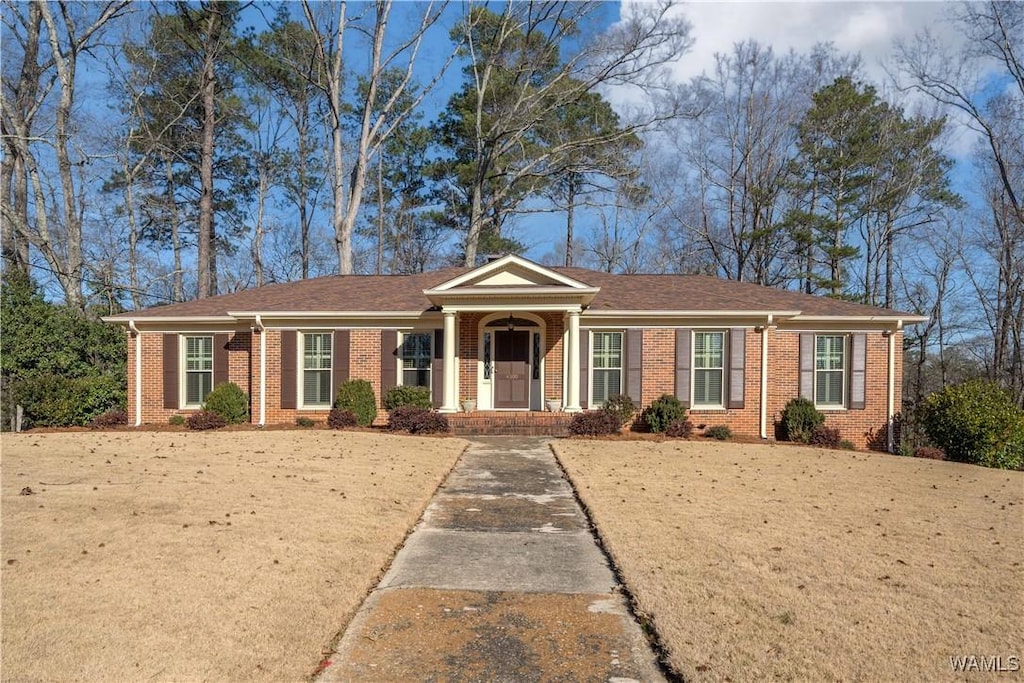 ranch-style house featuring a front yard