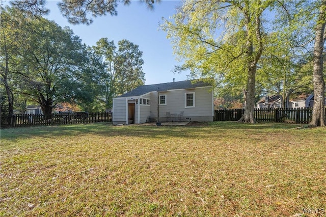 back of house featuring a lawn