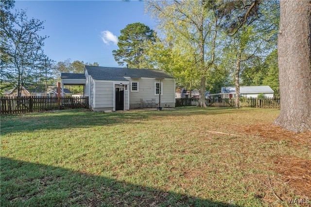 view of yard featuring an outbuilding