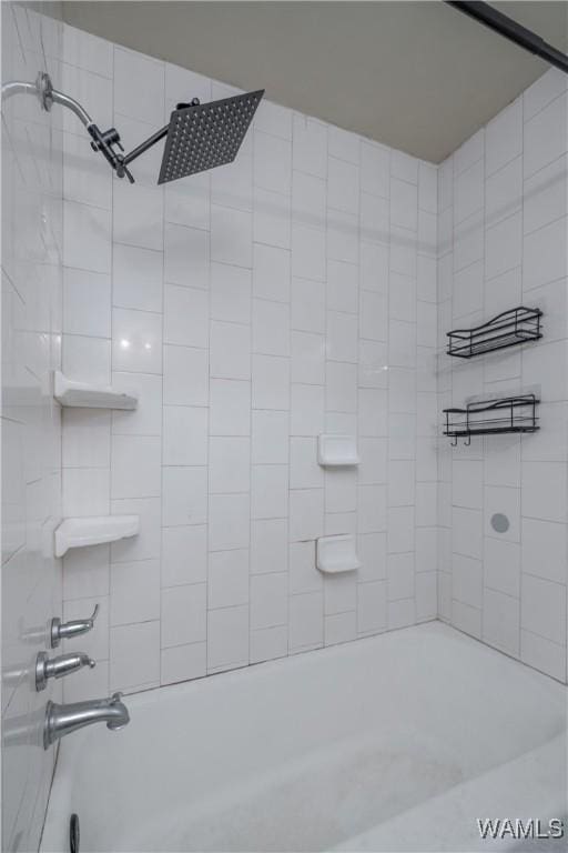 bathroom with tiled shower / bath combo