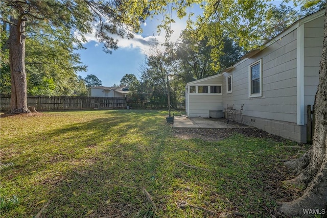 view of yard featuring a patio