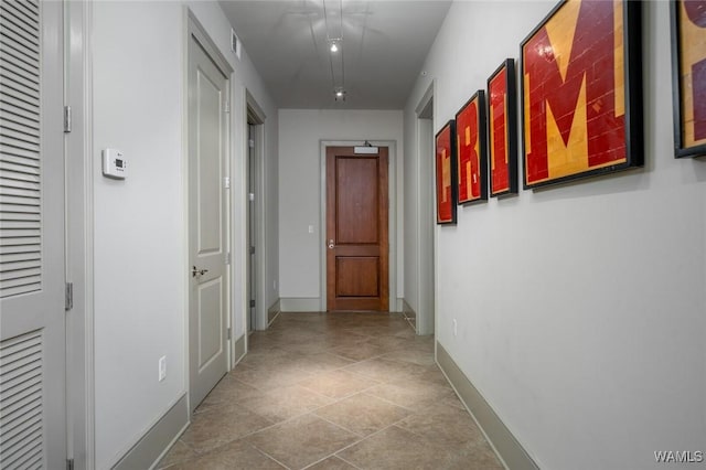 1018 Hackberry Ln Unit 404, Tuscaloosa, AL 35401 - corridor featuring baseboards