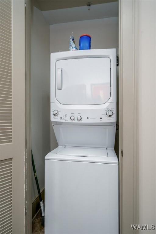 1018 Hackberry Ln Unit 404, Tuscaloosa, AL 35401 - laundry room with stacked washer / dryer