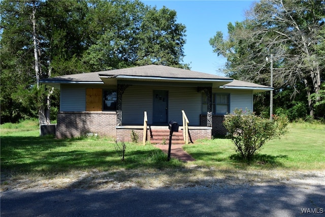 view of front facade featuring a front lawn