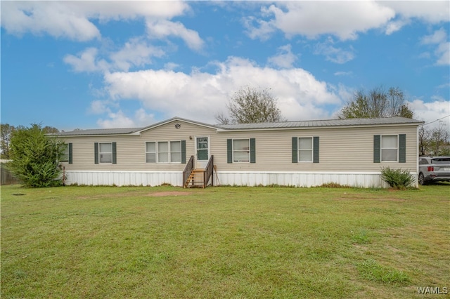 manufactured / mobile home with a front yard