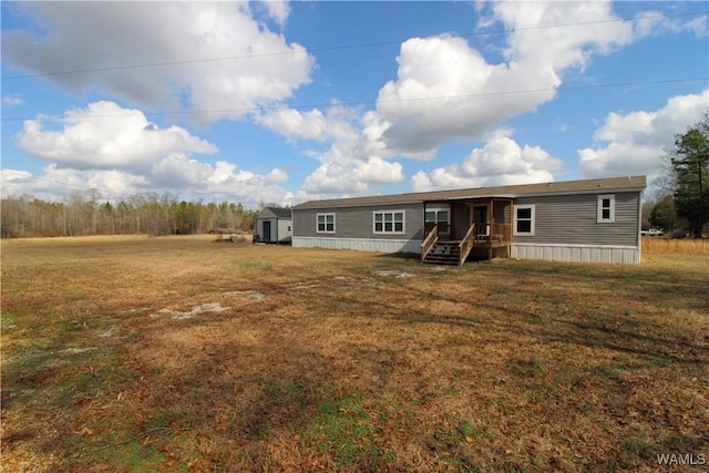 view of front of property featuring a front lawn