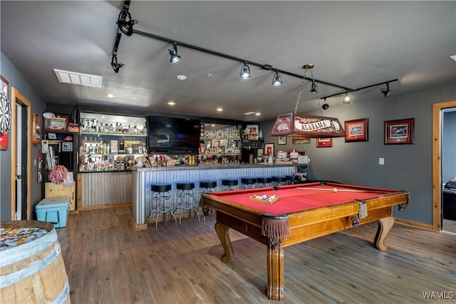 12280 Viewpoint Rd, Northport, AL 35475 - game room with rail lighting, visible vents, a dry bar, and wood finished floors