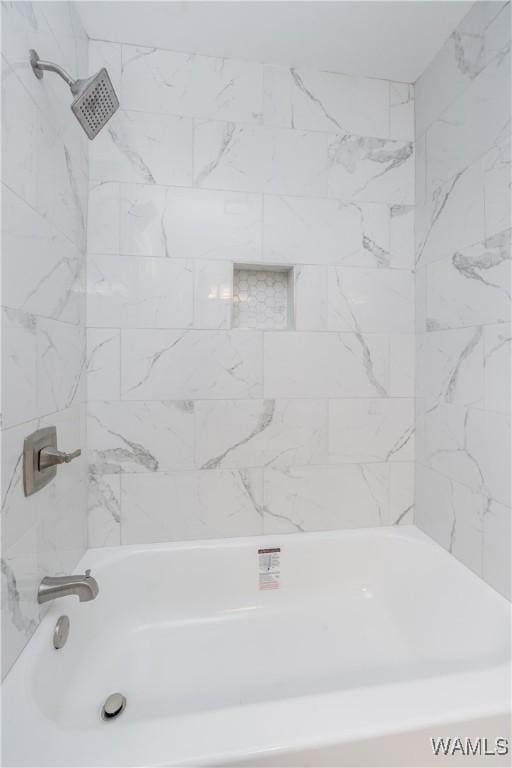 1721 Hackberry Ln Unit 6, Tuscaloosa, AL 35401 - full bath featuring washtub / shower combination