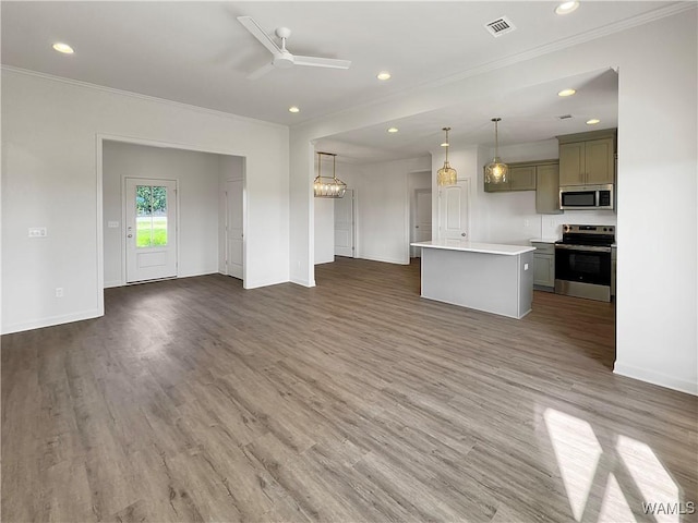 kitchen featuring crown molding, appliances with stainless steel finishes, a center island, and decorative light fixtures