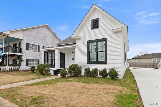 view of front of home featuring fence and a front yard