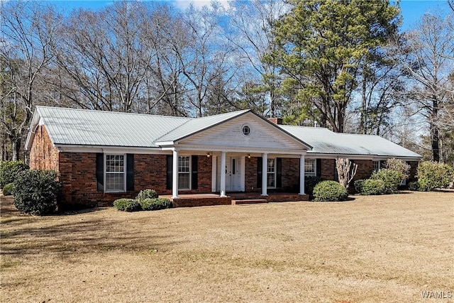 view of front facade featuring covered porch and a front yard