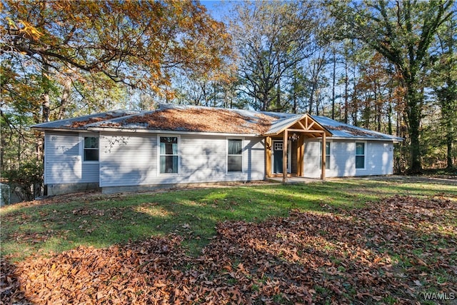 single story home with a front lawn