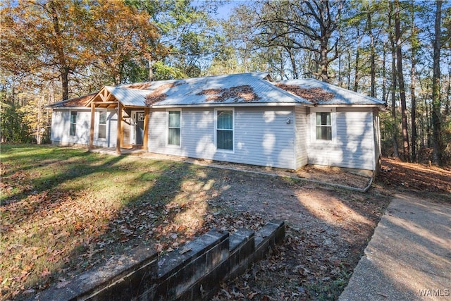 single story home featuring a front yard