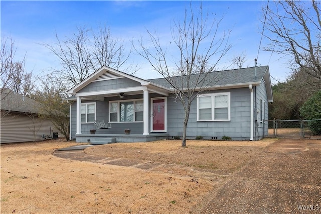 view of front of house featuring a front lawn, ceiling fan, and covered porch