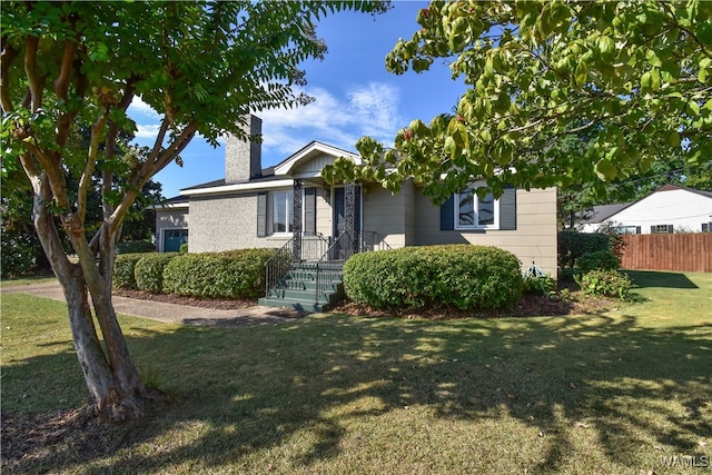 view of front of property with a front yard