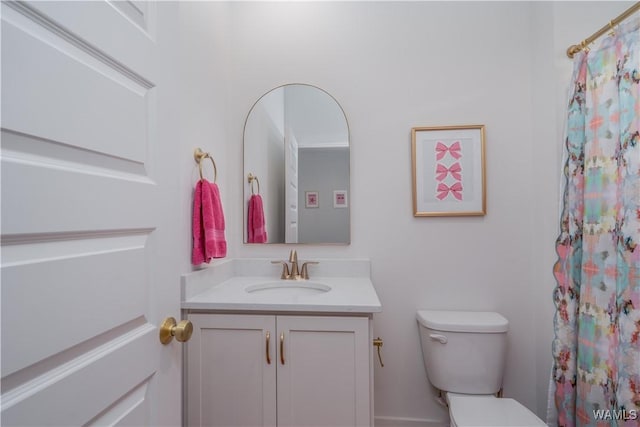 full bath with a shower with shower curtain, vanity, and toilet