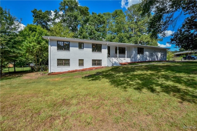 view of front facade with fence and a front lawn