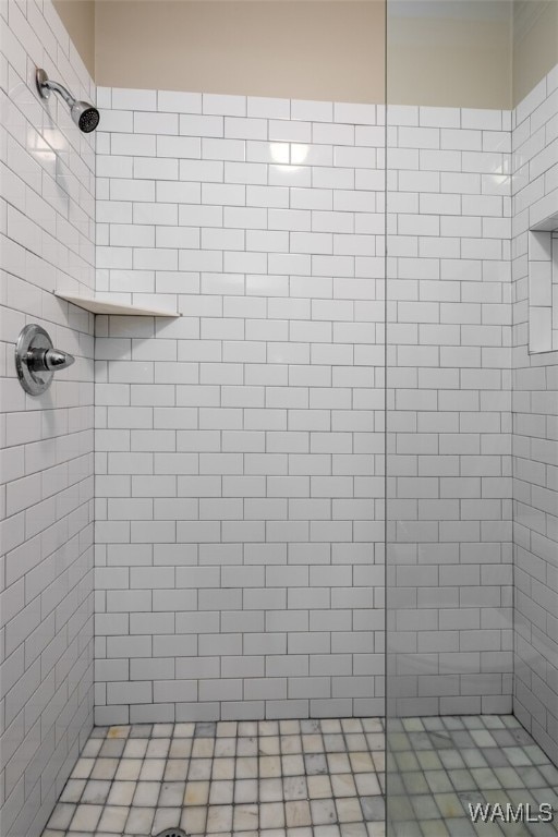 bathroom featuring a tile shower