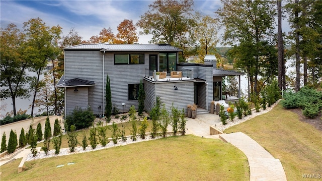 view of front facade with a front lawn