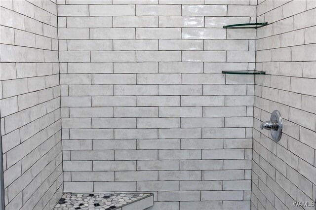 full bathroom featuring tiled shower