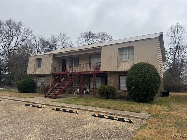 view of front of house with a front yard