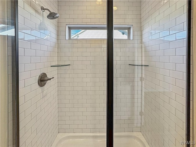 bathroom with tiled shower / bath combo