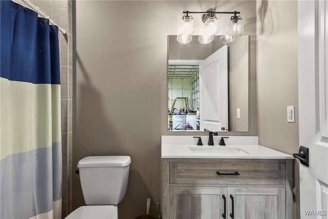 full bathroom with a shower with curtain, vanity, and toilet