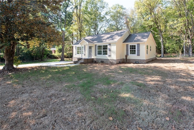 single story home featuring a front yard