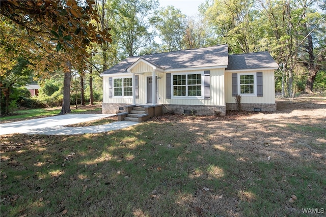 view of front of property featuring a front lawn