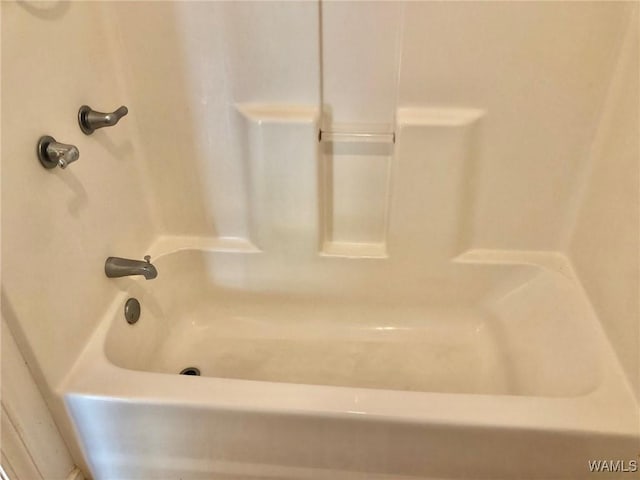 bathroom with bathtub / shower combination