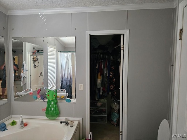 950 Pine Tree Rd, Centreville, AL 35042 - full bathroom with a garden tub, crown molding, a textured ceiling, and a spacious closet